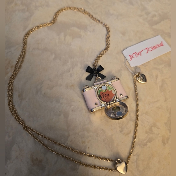 Betsey Johnson Pink Camera Pendant Necklace with Black Bow NWT! Rare! - Picture 10 of 16